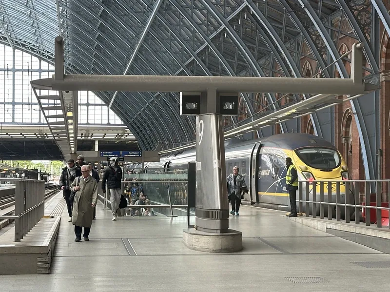 Eurostar-tog ved perrongen under det buede glasstaket på St Pancras stasjon i London