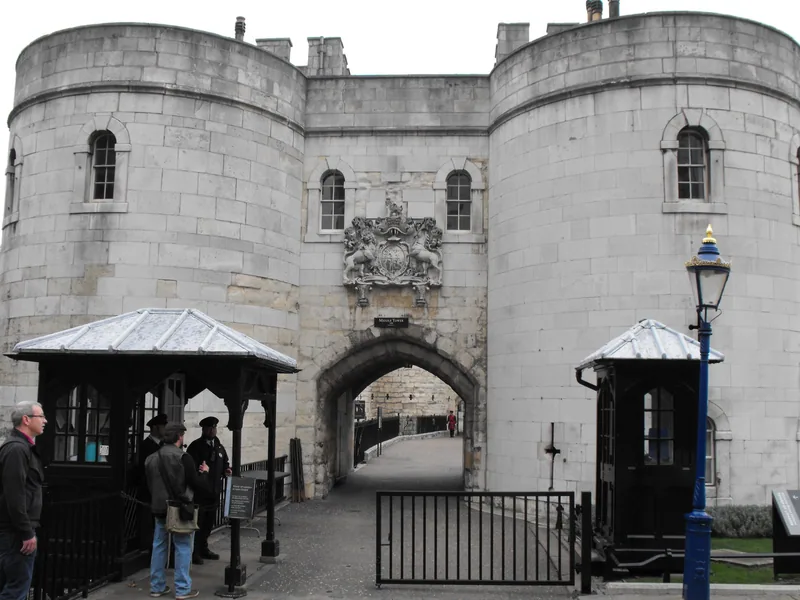 Inngangen til Tower of London gjennom Middle Tower, med billettkontrollbuer på hver side av porten
