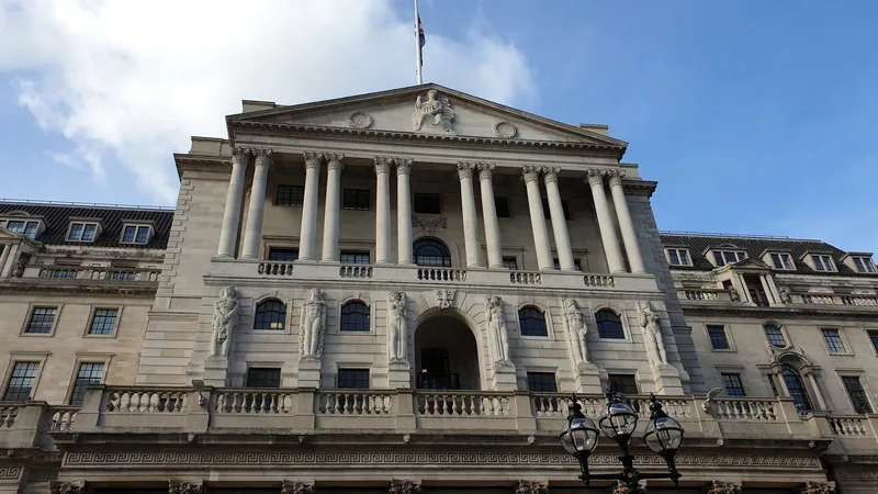 Søylefasaden til Bank of England i City of London under blå himmel