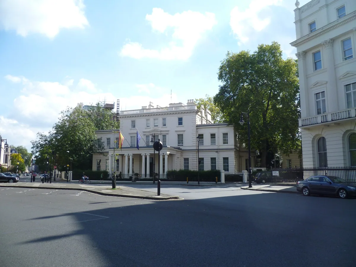 Hvite herskapshus med flagg ved Belgrave Square i Belgravia, der flere ambassader ligger