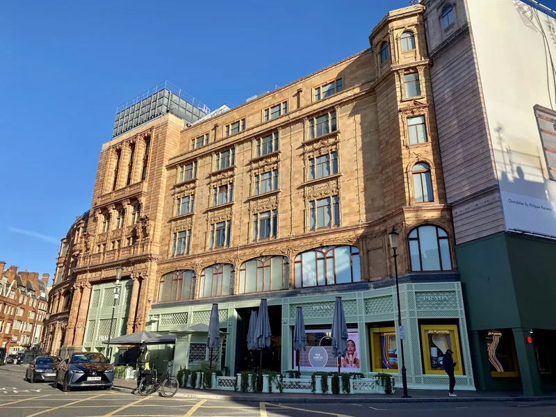 Terrakottafasaden til varehuset Harrods sett fra Hans Road i Knightsbridge
