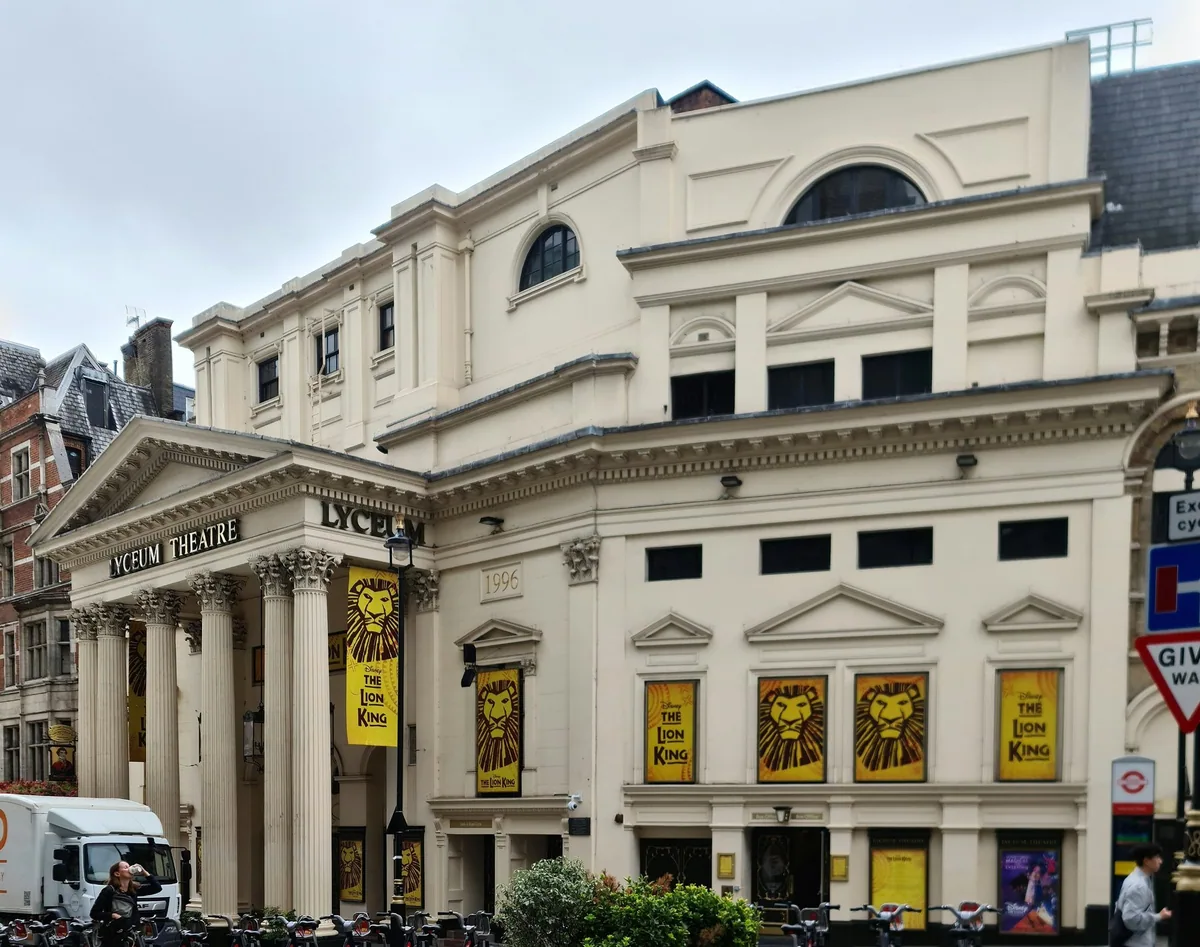 Lyceum Theatre i West End med søylegang, navnet over inngangen og gule bannere for musikalen Løvenes konge