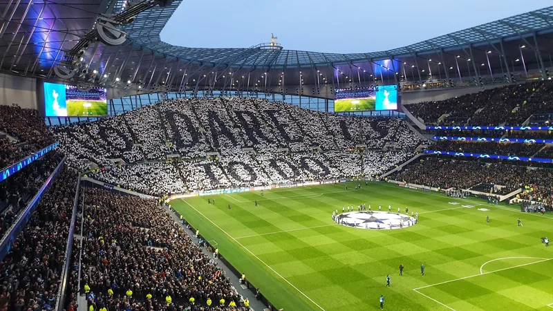 Fullsatt Tottenham Hotspur Stadium med tifo på sørtribunen før en Champions League-kamp