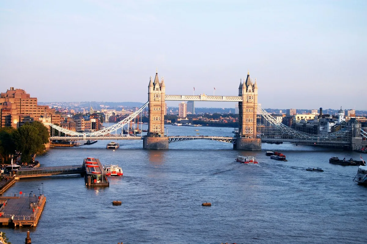 Tower Bridge og Themsen i ettermiddagssol, med sightseeingbåter på elva