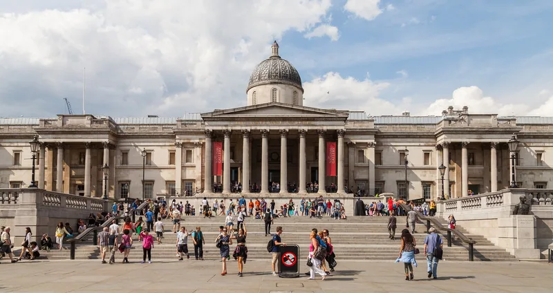 Søylefasaden og kuppelen på National Gallery, med folk på trappene ved Trafalgar Square