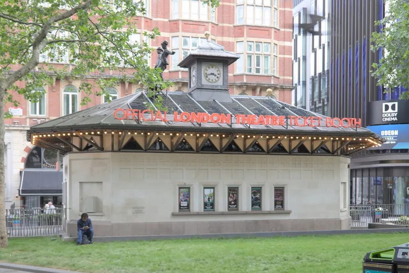 Den offisielle teaterbillettluken på Leicester Square, en lav paviljong med klokketårn og rødt skilt
