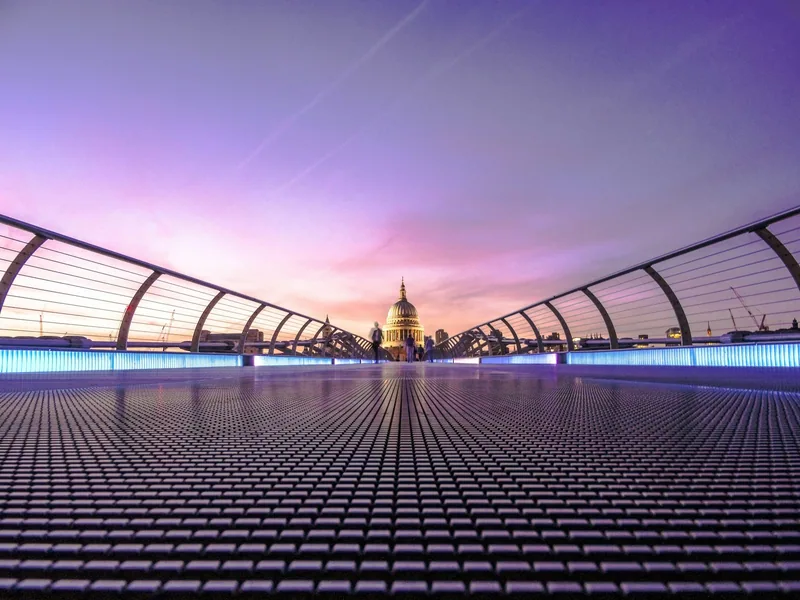 St Paul's Cathedral sett fra Millennium Bridge i solnedgang, fotografert fra brodekket