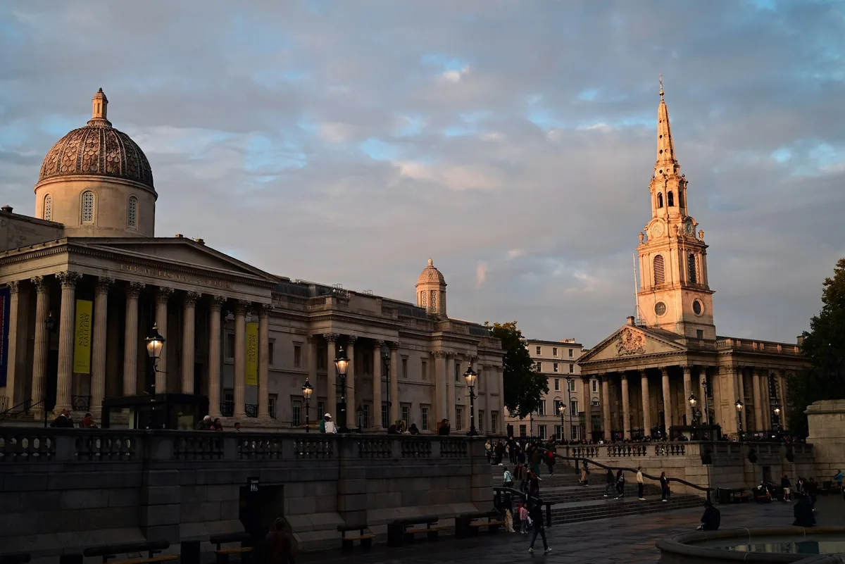 National Gallery og St Martin-in-the-Fields ved Trafalgar Square i kveldssol