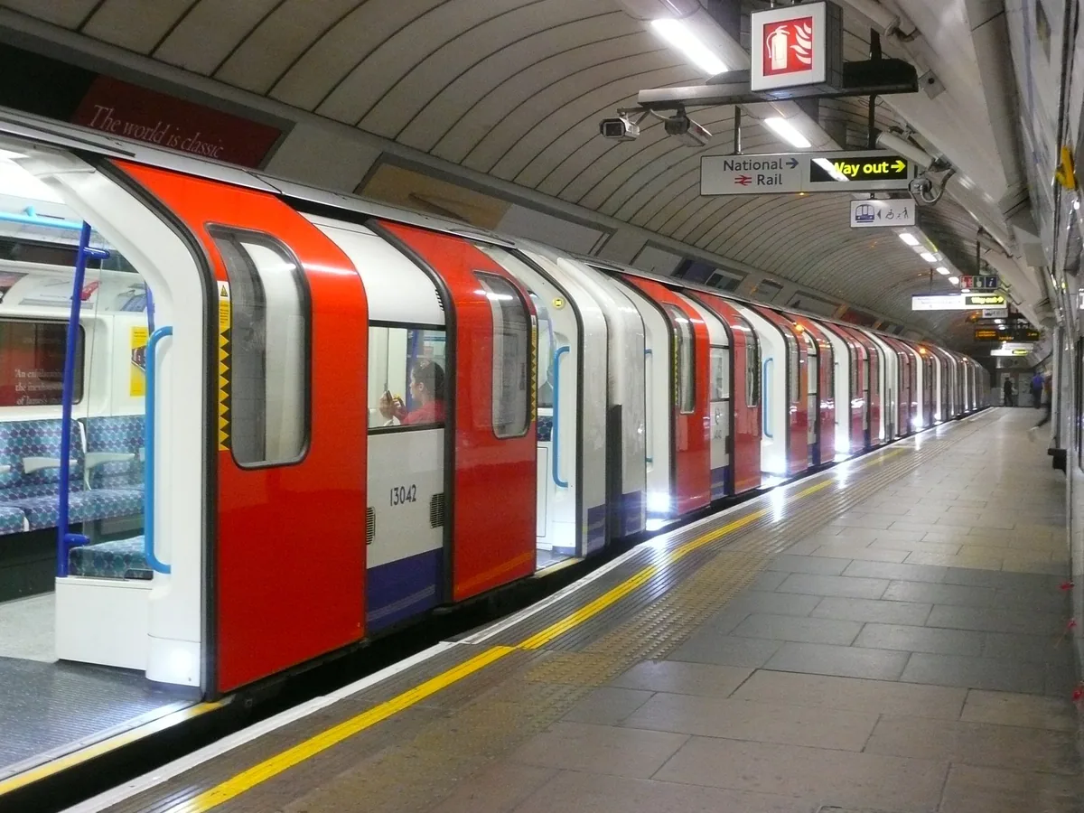 Victoria line-tog med åpne dører ved perrongen på Highbury & Islington, med gul varsellinje langs kanten