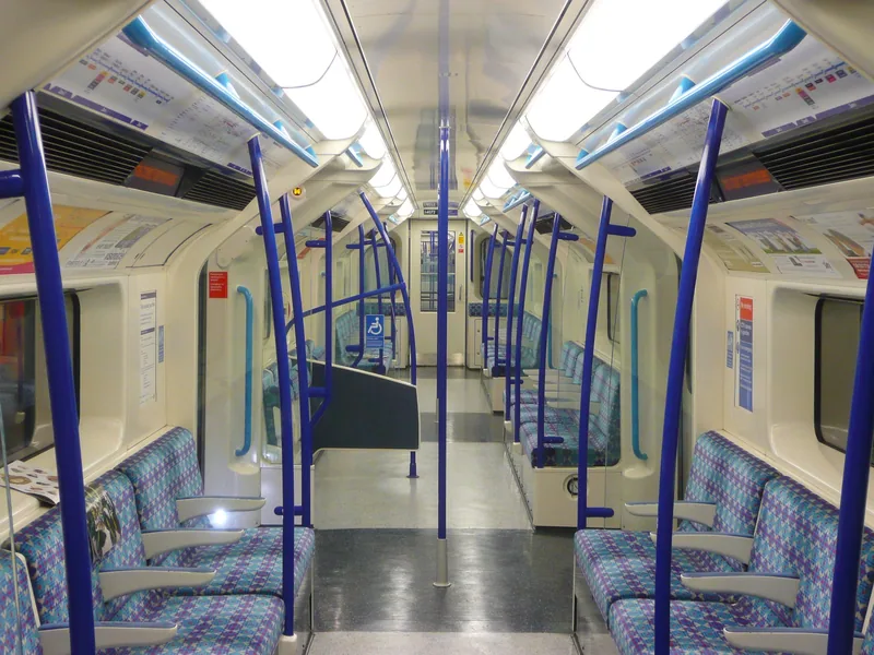 Inne i en vogn på Victoria line, med rullestolsymbol og åpen plass for rullestol midt i vogna