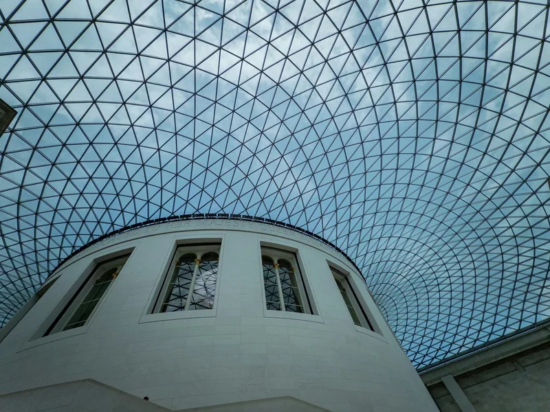 Glasstaket over Great Court i British Museum, sett nedenfra mot den runde lesesalen