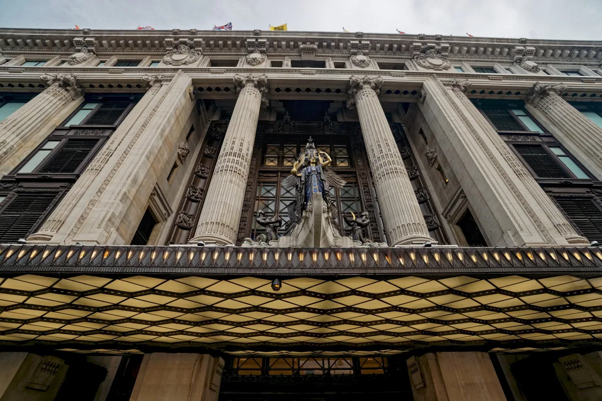 Hovedinngangen til Selfridges i Oxford Street, med høye søyler og statuen Queen of Time over baldakinen