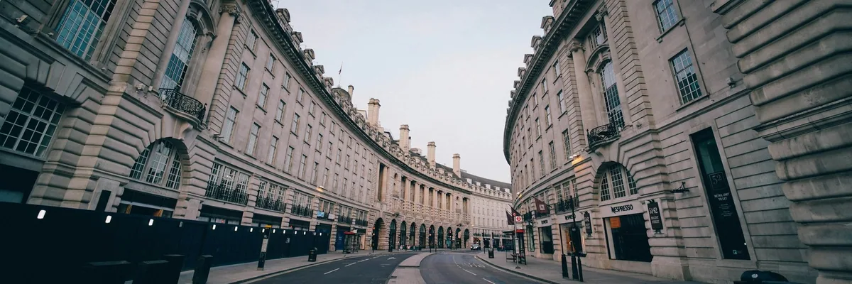 Den buede rekken av kremhvite fasader i Regent Street, nesten uten trafikk tidlig om morgenen