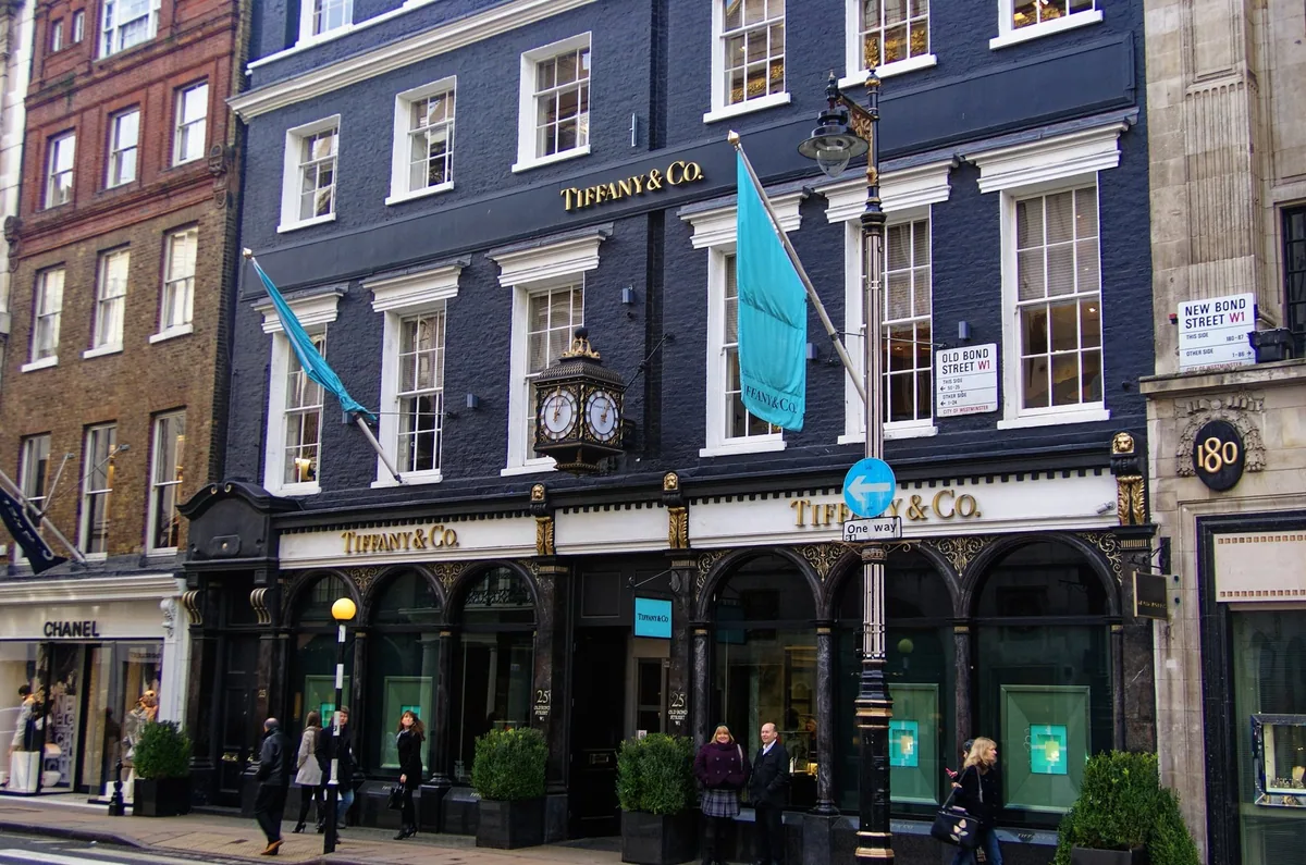 Tiffany & Co. i en mørk bygård med gammel klokke på hjørnet der Old Bond Street møter New Bond Street