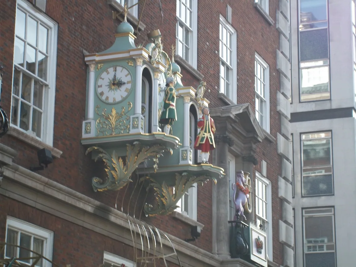 Den lysegrønne og forgylte klokken på fasaden til Fortnum & Mason, med figurene av Mr Fortnum og Mr Mason ute