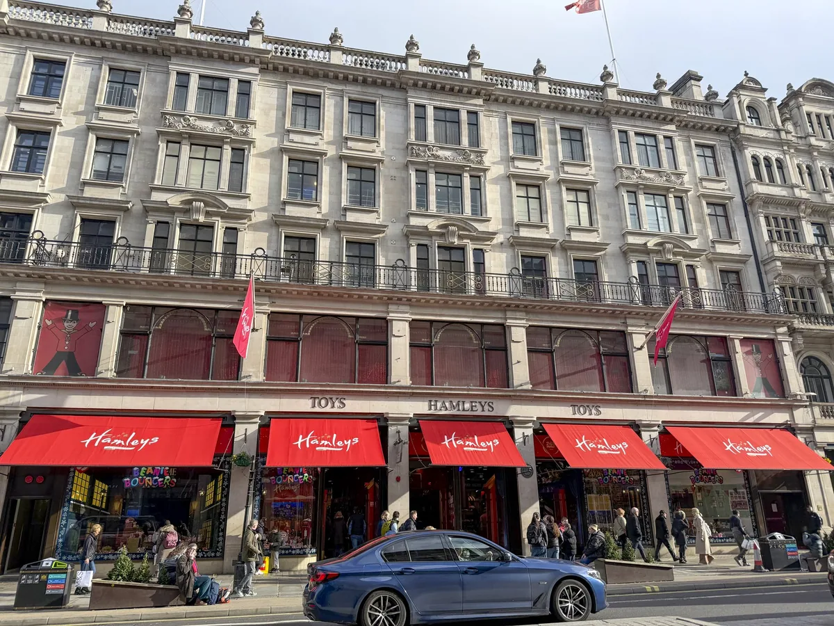 Fasaden til Hamleys på Regent Street med røde markiser over utstillingsvinduene og folk på fortauet
