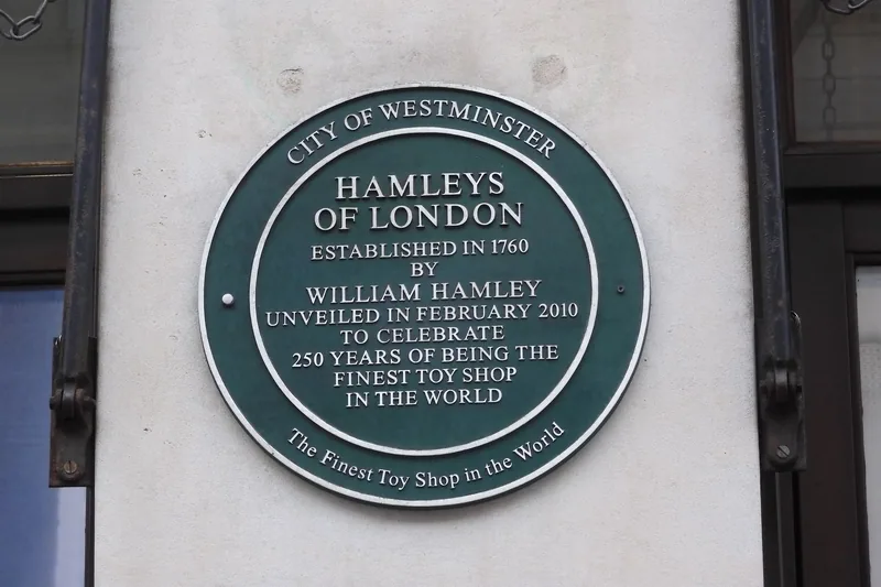 Grønn minneplate fra City of Westminster om at Hamleys ble grunnlagt av William Hamley i 1760