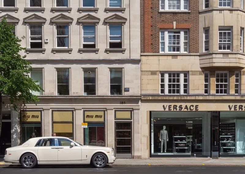 Luksusbutikker på Sloane Street i Knightsbridge, med en hvit Rolls-Royce parkert foran