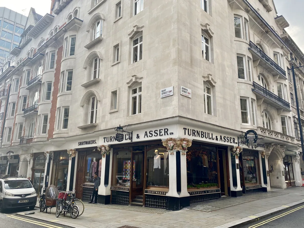 Skjortemakeren Turnbull & Asser på hjørnet av Jermyn Street og Bury Street, med utstillingsvinduer i første etasje