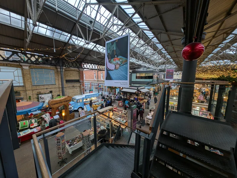 Markedshallen i Old Spitalfields sett fra mesaninen, med boder, matvogner og glasstak i stål