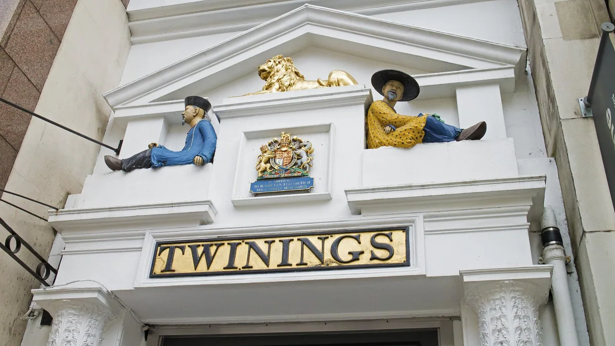 Inngangen til Twinings' tebutikk på Strand, med gullskilt, kongelig våpenskjold og løve over døren