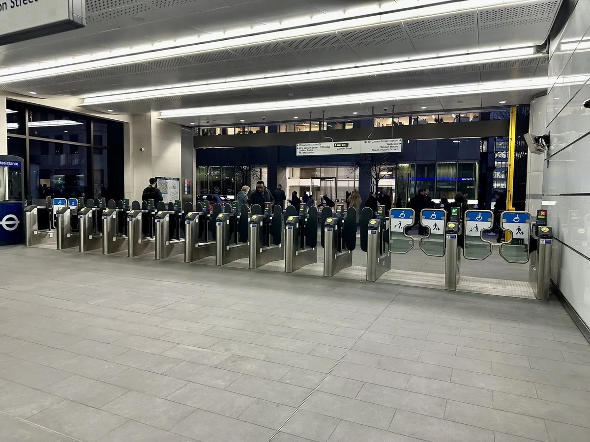 Rad med billettsperrer med kortlesere ved Cannon Street-inngangen til Bank stasjon, sett fra innsiden