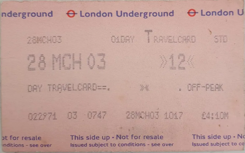 Gammel Day Travelcard i papir fra London Underground, stemplet off-peak i mars 2003