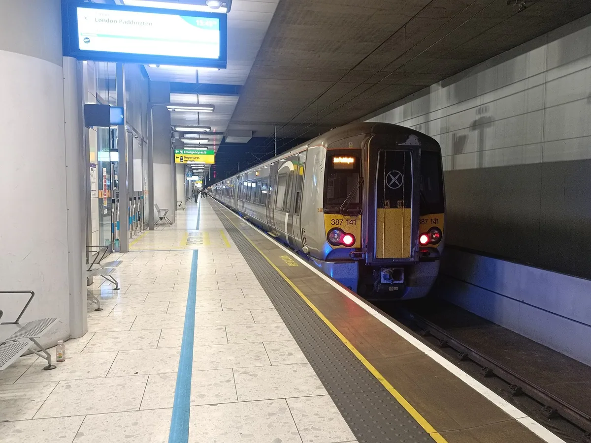 Heathrow Express-tog ved perrongen på Heathrow Terminal 5 stasjon, klart for avgang til Paddington