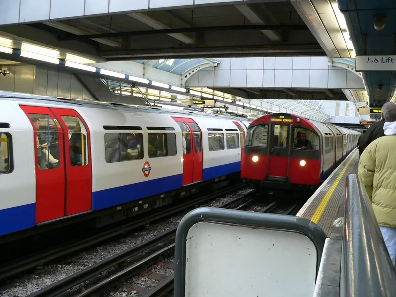 To Piccadilly line-tog ved perrongene på Hammersmith stasjon