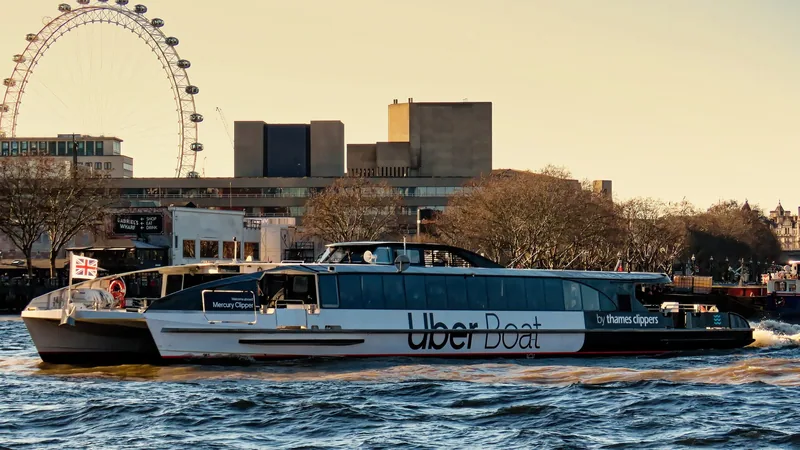Elvebåten Mercury Clipper i fart på Themsen i lavt sollys, med London Eye og National Theatre bak