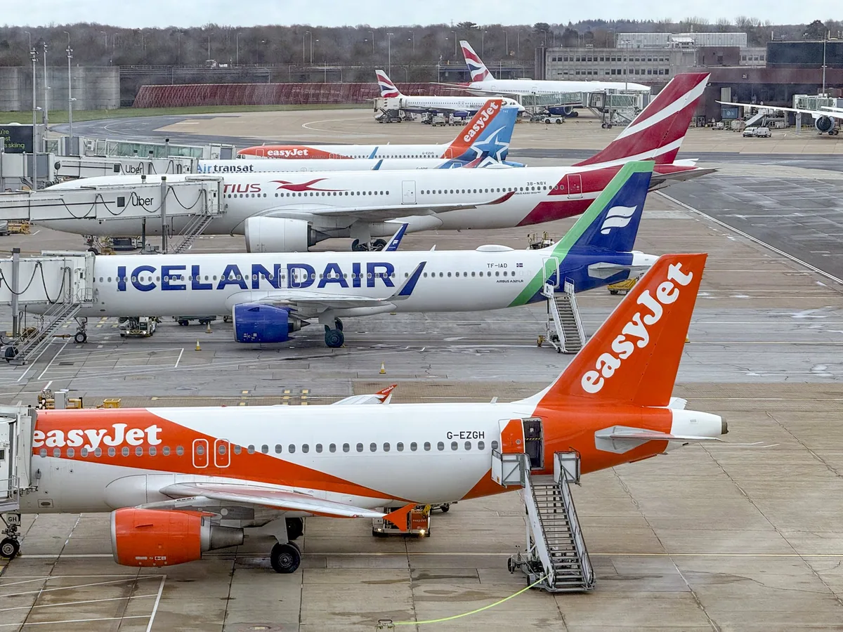Fly fra Icelandair, easyJet og andre selskaper ved gatene på Gatwick South Terminal