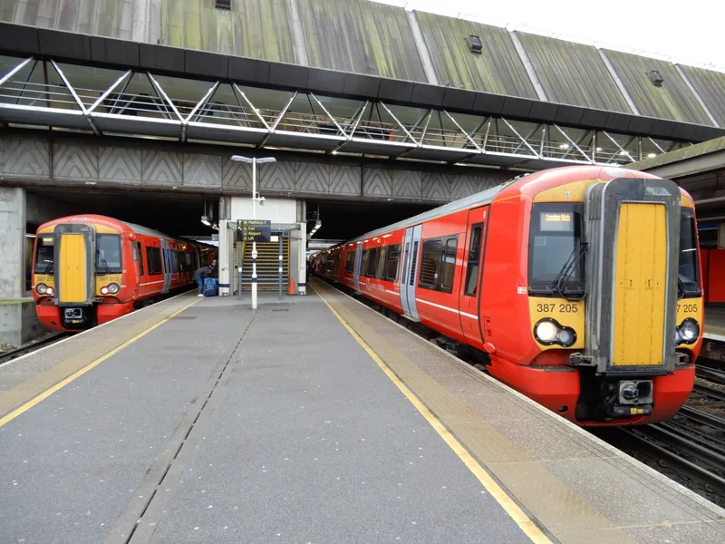 To røde Gatwick Express-tog på hver sin side av perrongen på Gatwick Airport stasjon