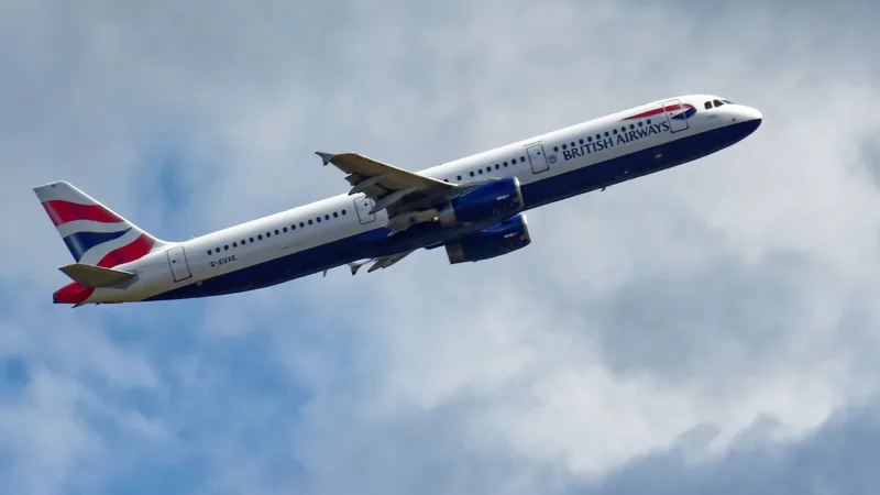 British Airways-fly av typen Airbus A321 stiger mot skyene etter avgang fra Gatwick