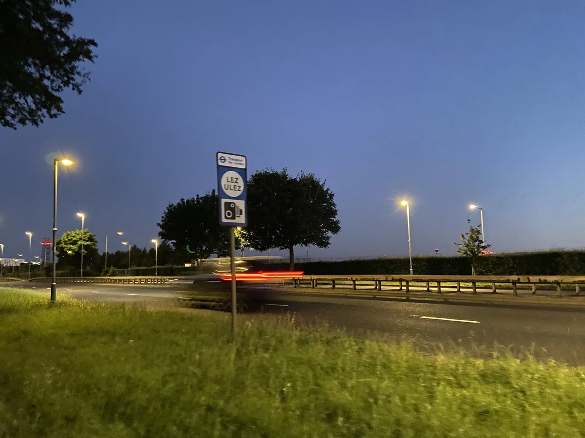 LEZ- og ULEZ-skilt fra Transport for London ved A30 langs Heathrow i skumringen