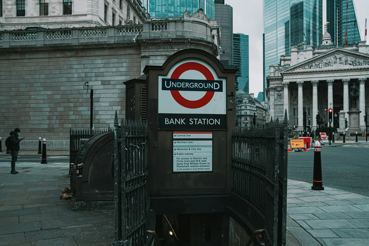 Inngangen til Bank stasjon med Underground-skilt, og Royal Exchange i bakgrunnen